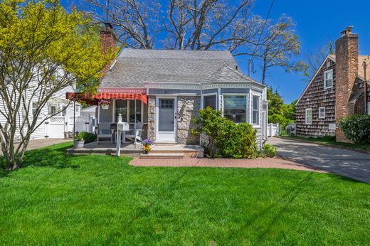 Detached House in Malverne, Nassau County