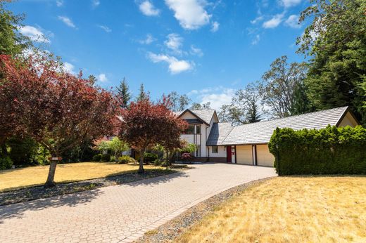 Detached House in Oak Bay, Capital Regional District