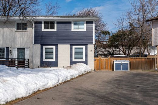 Twee-onder-een-kapwoning in Hamilton, Ontario