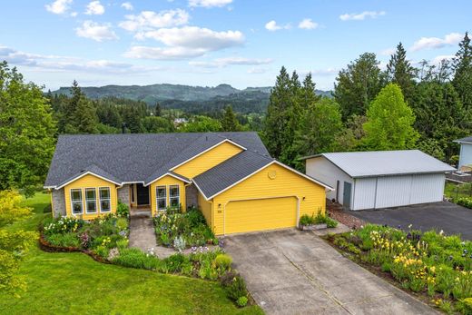 Luxury home in Kelso, Cowlitz County