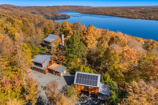 Detached House in Sainte-Catherine-de-Hatley, Estrie