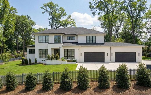 Luxury home in Falls Church, City of Falls Church