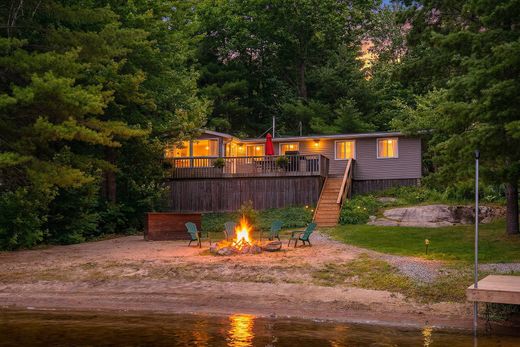 Luxury home in Gravenhurst, Ontario