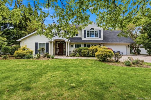 Detached House in Roslyn Heights, Nassau County
