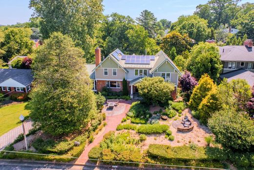 Luxury home in Falls Church, City of Falls Church