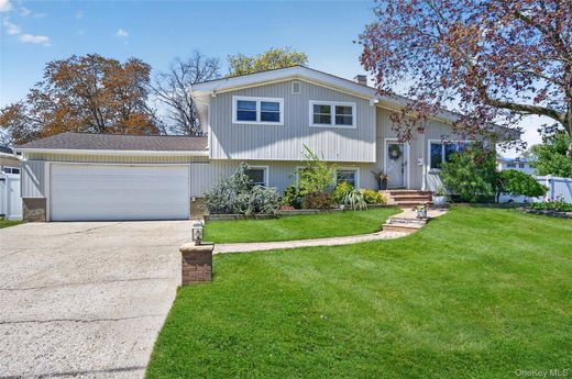 Detached House in Deer Park, Suffolk County