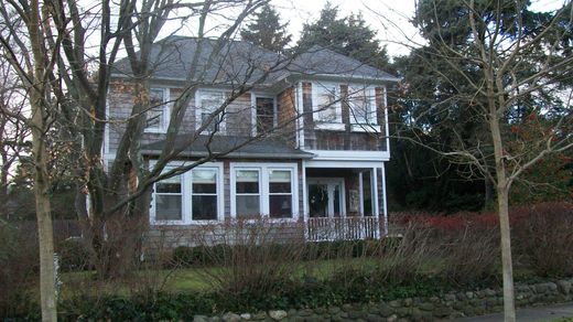Detached House in Locust Valley, Nassau County