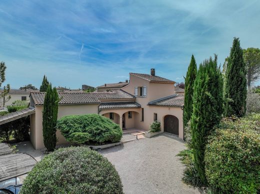 Detached House in L'Isle-sur-la-Sorgue, Vaucluse