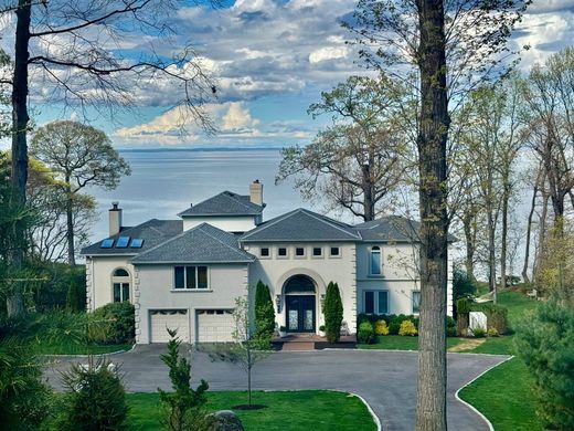 Luxury home in Lloyd Neck
, Suffolk County
