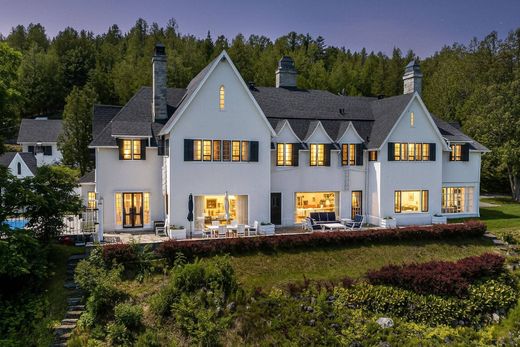 Detached House in La Malbaie, Capitale-Nationale
