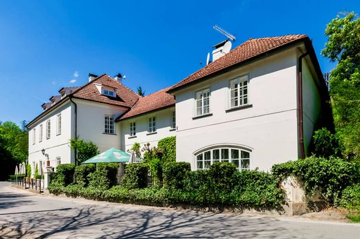 Vrijstaand huis in Okoř, Okres Praha-západ