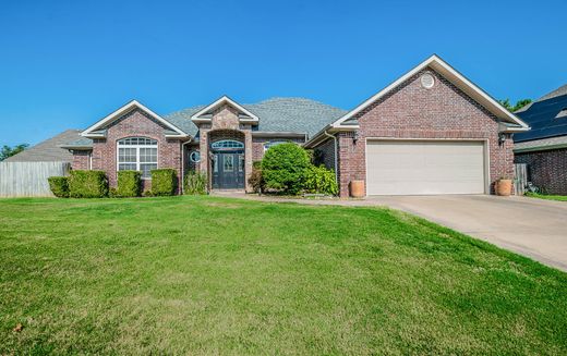 Detached House in Rogers, Benton County