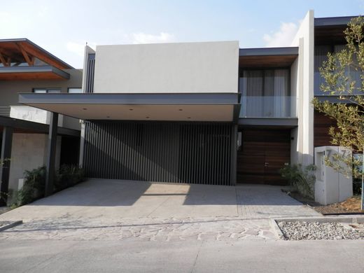 Einfamilienhaus in Loma Real de Querétaro [Fraccionamiento], Querétaro