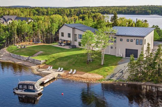 Detached House in Middle Porters Lake, Nova Scotia