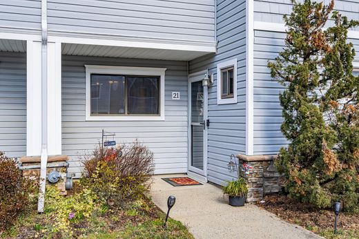 Townhouse in Tinton Falls, Monmouth County