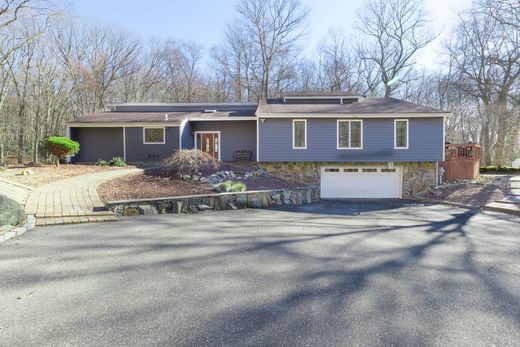 Detached House in Nissequogue, Suffolk County