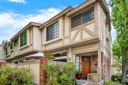 Townhouse in Lake Balboa, Los Angeles County