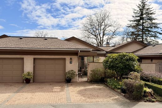 Dom miejski w Saanich, Capital Regional District