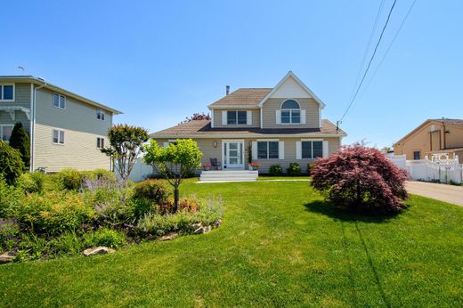 Detached House in East Quogue, Suffolk County
