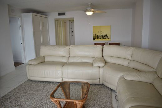 Apartment in Hallandale, Broward County