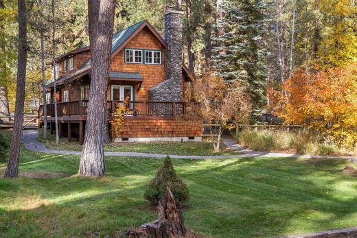 Luxury home in Camp Sherman, Jefferson County