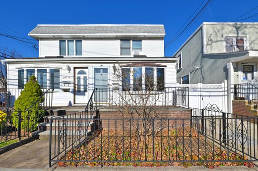 Luxury home in Bayside, Queens