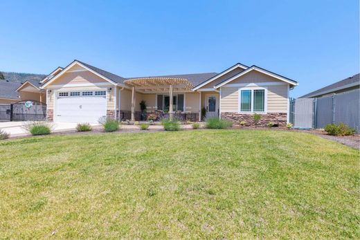 Luxury home in Cave Junction, Josephine County