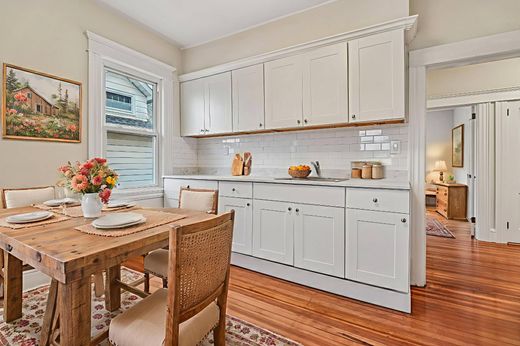 Luxury home in Fort Lee, Bergen County