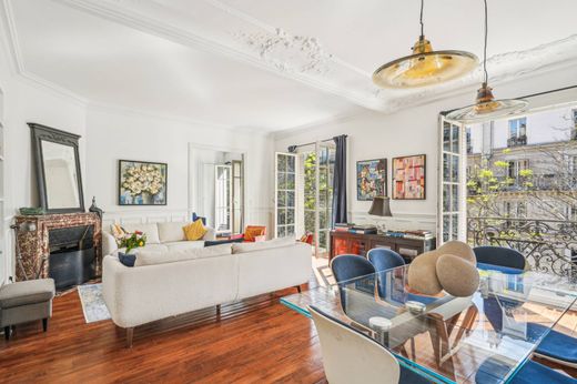 Duplex in Montmartre, Abbesses, Grandes-Carrières, Paris