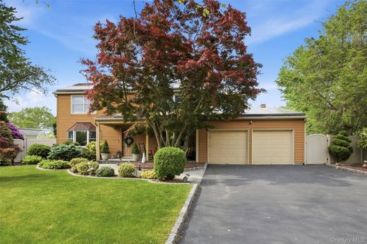 Detached House in Stony Brook, Suffolk County