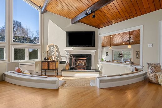 Detached House in Belmont, Middlesex County