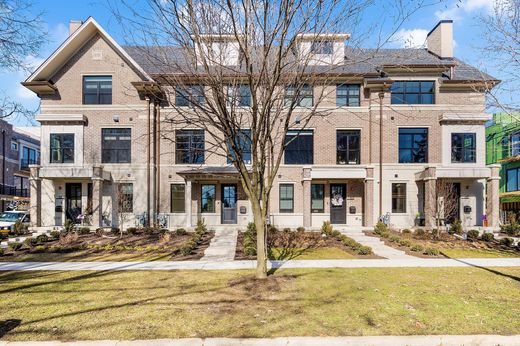 Townhouse in Naperville, DuPage County