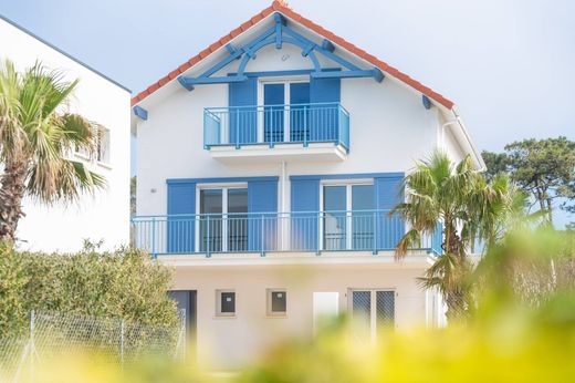 Villa in Saint-Palais-sur-Mer, Charente-Maritime