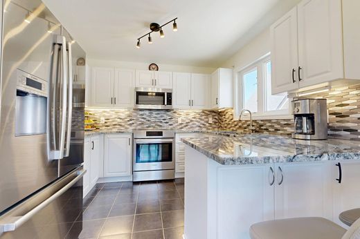 Detached House in Wasaga, Ontario