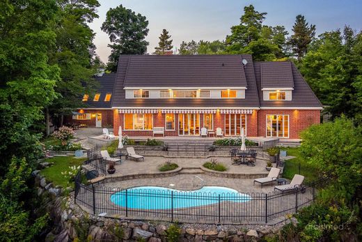 Vrijstaand huis in Sainte-Anne-des-Lacs, Laurentides