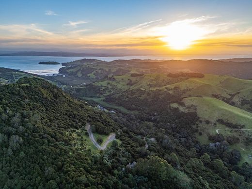 Land in Waiheke, Auckland