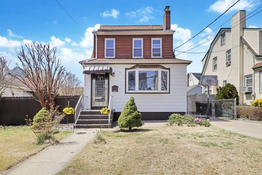 Detached House in Queens Village, Queens