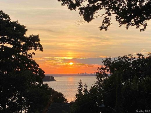 Detached House in Sea Cliff, Nassau County