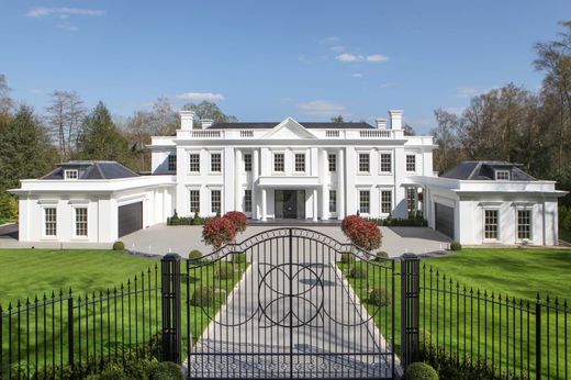 Detached House in Weybridge, Surrey