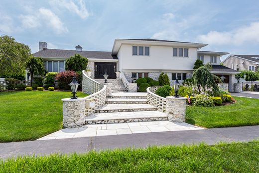 Detached House in Massapequa, Nassau County