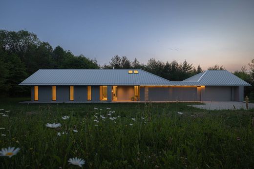 Detached House in Clarksburg, Ontario