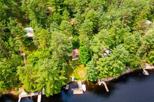 Vrijstaand huis in Port Loring, Ontario