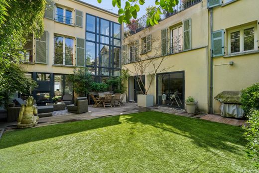 Detached House in Puteaux, Hauts-de-Seine