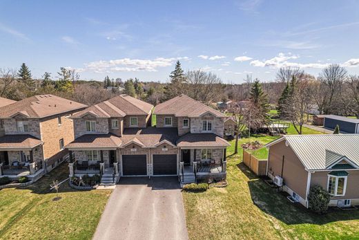 Townhouse in Georgina, Ontario