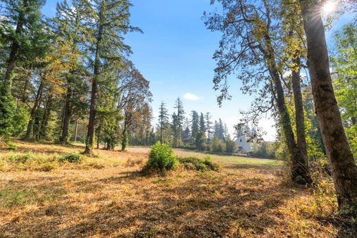 Grond in Lake Oswego, Clackamas County