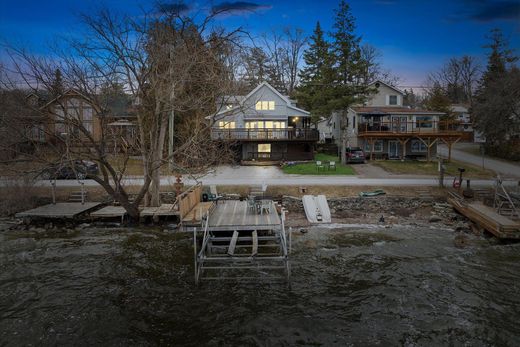 Vrijstaand huis in Kawartha Lakes, Ontario