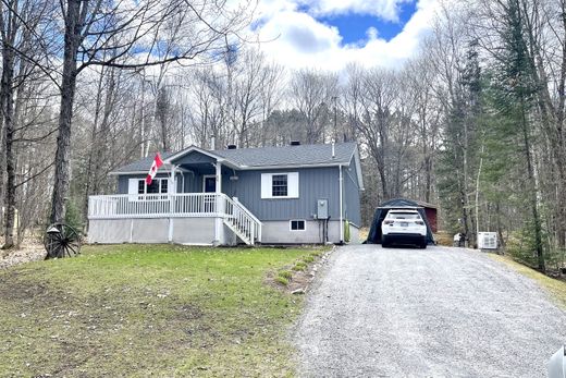 Detached House in Muskoka Falls, Ontario
