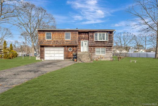 Detached House in Mastic, Suffolk County