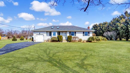 Detached House in Cutchogue, Suffolk County