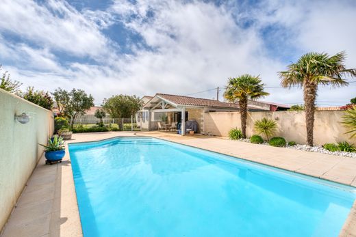 Detached House in Saint-Pierre-d'Oléron, Charente-Maritime